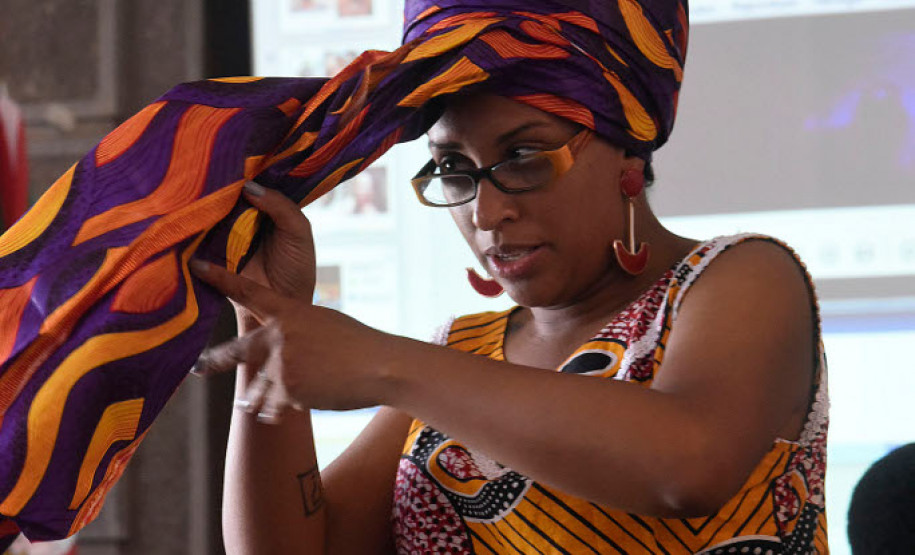 Como parte das homenagens ao Mês da Consciência Negra, a Secretaria de Estado da Cultura promove diversas ações sobre o tema. Entre as ações, está a oficina “Estética negra, tranças e turbantes”, apresentada pela professora Kenia Cristina Robertina, que reuniu cerca de 40 pessoas no Museu Paranaense na última semana.