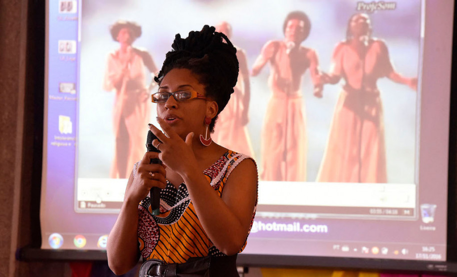 Como parte das homenagens ao Mês da Consciência Negra, a Secretaria de Estado da Cultura promove diversas ações sobre o tema. Entre as ações, está a oficina “Estética negra, tranças e turbantes”, apresentada pela professora Kenia Cristina Robertina, que reuniu cerca de 40 pessoas no Museu Paranaense na última semana.