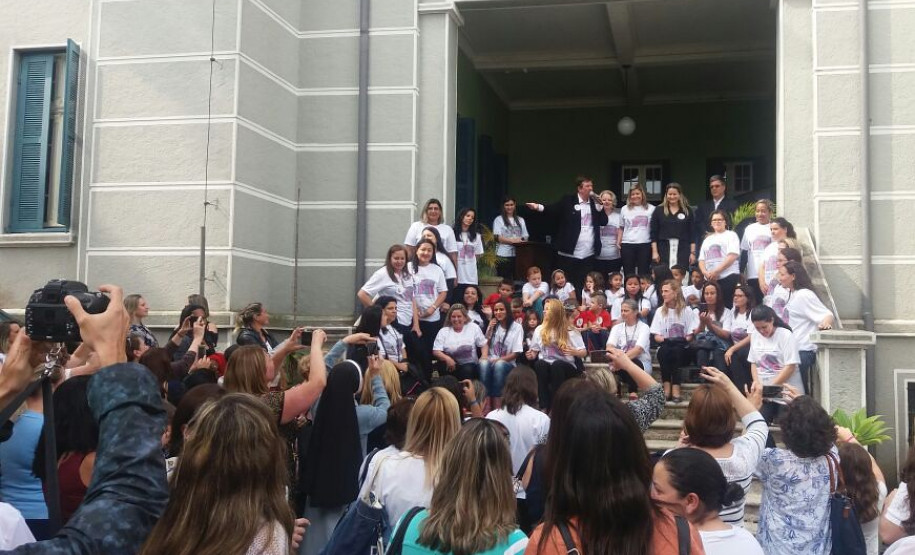 O Museu da Escola Paranaense, em parceria com o Museu Paranaense e a Secretaria Municipal de Educação, realiza até o dia 12 de fevereiro de 2017 a exposição “Desvendando Contextos: Educação Patrimonial na Pequena Infância”. A abertura foi nesta terça-feira (22), em Curitiba, e contou com a participação de cerca de trezentas pessoas.