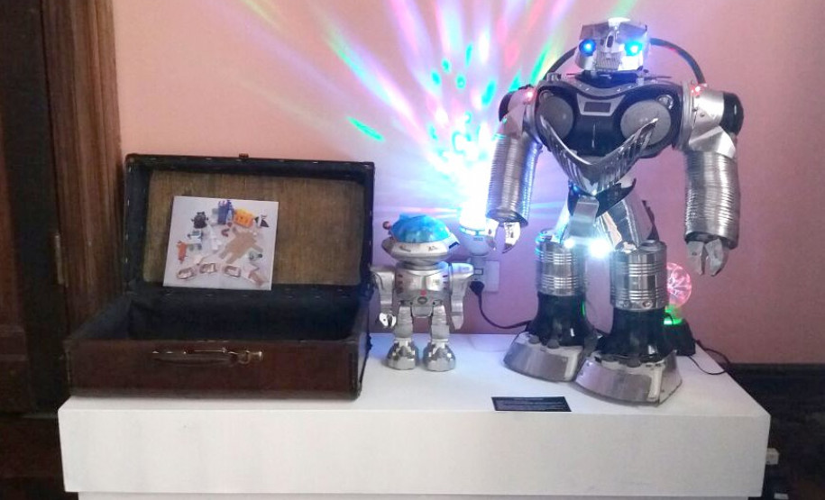 O Museu da Escola Paranaense, em parceria com o Museu Paranaense e a Secretaria Municipal de Educação, realiza até o dia 12 de fevereiro de 2017 a exposição “Desvendando Contextos: Educação Patrimonial na Pequena Infância”. A abertura foi nesta terça-feira (22), em Curitiba, e contou com a participação de cerca de trezentas pessoas.