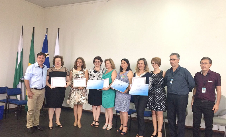 Educação entrega prêmio a escolas do NRE Cornélio Procópio Escolas estaduais pertencentes ao Núcleo Regional de Educação de Cornélio Procópio e que envolvem a comunidade nas decisões financeiras e pedagógicas receberam nesta quinta-feira (24), em Cornélio Procópio, o Prêmio de Gestão da Secretaria de Estado da Educação.<br />
<br />
O Colégio Estadual Barão do Rio Branco, do município de Assaí, ficou em primeiro lugar, seguido do Colégio Estadual Maiolon Medeiros, de Bandeirantes, e do Colégio Estadual Cecília Meireles, de Sertaneja.