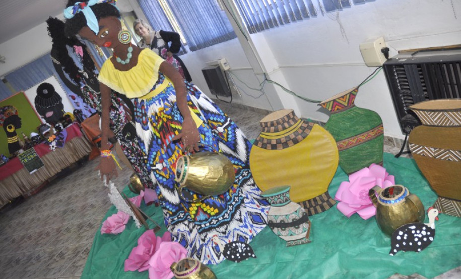 Os coordenadores das equipes multidisciplinares que atuam nas escolas estaduais de nove municípios atendidos pelo Núcleo Regional de Educação de Foz do Iguaçu participaram nesta quinta-feira (24), em Foz do Iguaçu, da avaliação das ações realizadas durante o ano para garantir o ensino de conteúdos relacionados às culturas africana, afrobrasileira e indígena. O evento é uma realização da regional de ensino e envolveu cerca de 80 coordenadores.