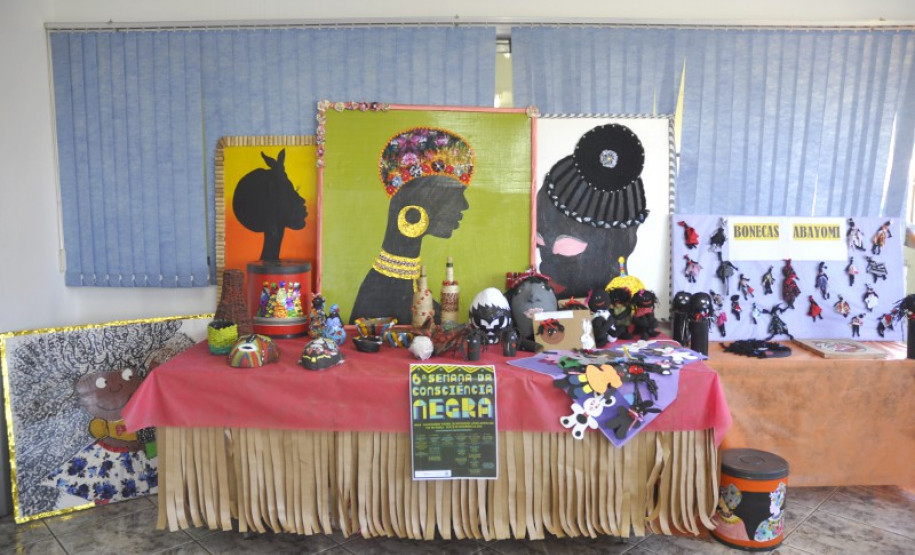 Os coordenadores das equipes multidisciplinares que atuam nas escolas estaduais de nove municípios atendidos pelo Núcleo Regional de Educação de Foz do Iguaçu participaram nesta quinta-feira (24), em Foz do Iguaçu, da avaliação das ações realizadas durante o ano para garantir o ensino de conteúdos relacionados às culturas africana, afrobrasileira e indígena. O evento é uma realização da regional de ensino e envolveu cerca de 80 coordenadores.