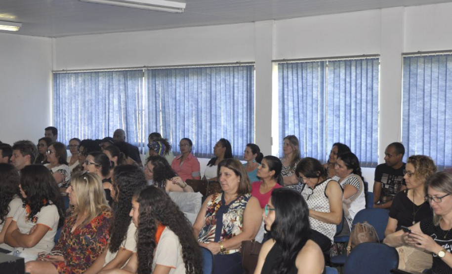 Os coordenadores das equipes multidisciplinares que atuam nas escolas estaduais de nove municípios atendidos pelo Núcleo Regional de Educação de Foz do Iguaçu participaram nesta quinta-feira (24), em Foz do Iguaçu, da avaliação das ações realizadas durante o ano para garantir o ensino de conteúdos relacionados às culturas africana, afrobrasileira e indígena. O evento é uma realização da regional de ensino e envolveu cerca de 80 coordenadores.