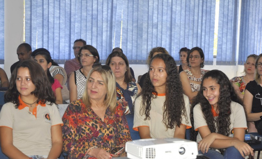 Os coordenadores das equipes multidisciplinares que atuam nas escolas estaduais de nove municípios atendidos pelo Núcleo Regional de Educação de Foz do Iguaçu participaram nesta quinta-feira (24), em Foz do Iguaçu, da avaliação das ações realizadas durante o ano para garantir o ensino de conteúdos relacionados às culturas africana, afrobrasileira e indígena. O evento é uma realização da regional de ensino e envolveu cerca de 80 coordenadores.