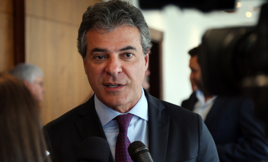 O governo do Paraná vai pagar hoje (30) antecipadamente 50% do décimo terceiro dos servidores estaduais. A medida vai injetar R$ 800 milhões na economia. “É uma demonstração da saúde financeira do Estado e de respeito e valorização dos servidores”, afirmou o governador Beto Richa.