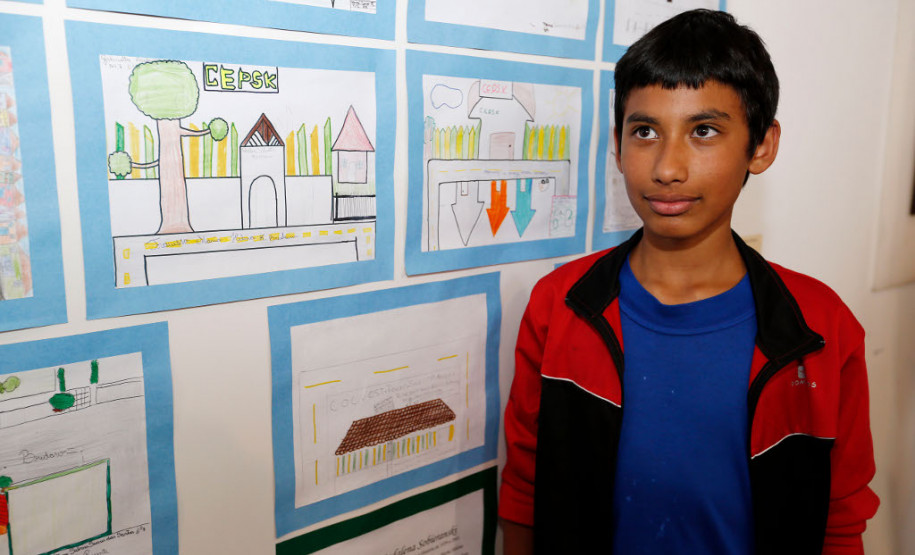 Danilo Felix de Godoi, 13 anos, pesquisou sobre a história da própria escola, onde os pais dele também estudaram. “Foi interessante conhecer a evolução da escola, que antes era bem pequena e de madeira, e também saber que meus pais faziam o mesmo trajeto que hoje eu faço”, disse o aluno do 6° ano do Colégio Estadual Padre Silvestre Kandora, no bairro São Braz.