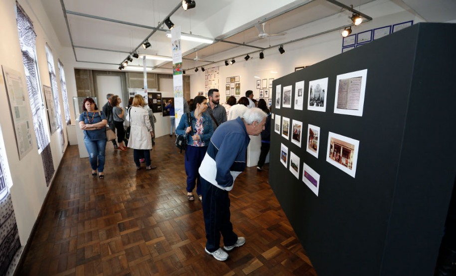 Estudantes e professores da rede estadual de escolas da Capital apresentaram, nesta terça-feira (29), a exposição “Diálogo sobre a História e a importância da educação patrimonial de Curitiba”. A mostra é resultado do curso de formação continuada oferecido pela Secretaria de Estado da Educação, em parceria com a Secretaria de Estado da Cultura, que tem como objetivo apresentar novas metodologias ao ensino da História do Paraná.
