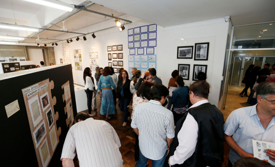 Estudantes e professores da rede estadual de escolas da Capital apresentaram, nesta terça-feira (29), a exposição “Diálogo sobre a História e a importância da educação patrimonial de Curitiba”. A mostra é resultado do curso de formação continuada oferecido pela Secretaria de Estado da Educação, em parceria com a Secretaria de Estado da Cultura, que tem como objetivo apresentar novas metodologias ao ensino da História do Paraná.
