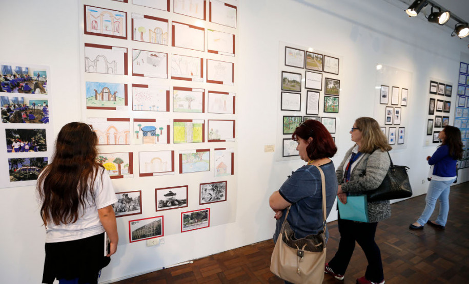 Estudantes e professores da rede estadual de escolas da Capital apresentaram, nesta terça-feira (29), a exposição “Diálogo sobre a História e a importância da educação patrimonial de Curitiba”. A mostra é resultado do curso de formação continuada oferecido pela Secretaria de Estado da Educação, em parceria com a Secretaria de Estado da Cultura, que tem como objetivo apresentar novas metodologias ao ensino da História do Paraná.