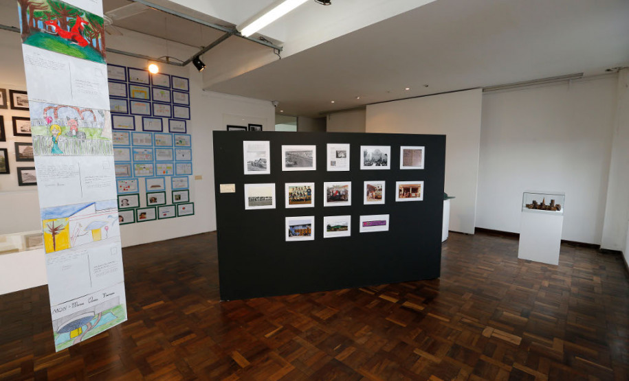 Estudantes e professores da rede estadual de escolas da Capital apresentaram, nesta terça-feira (29), a exposição “Diálogo sobre a História e a importância da educação patrimonial de Curitiba”. A mostra é resultado do curso de formação continuada oferecido pela Secretaria de Estado da Educação, em parceria com a Secretaria de Estado da Cultura, que tem como objetivo apresentar novas metodologias ao ensino da História do Paraná.