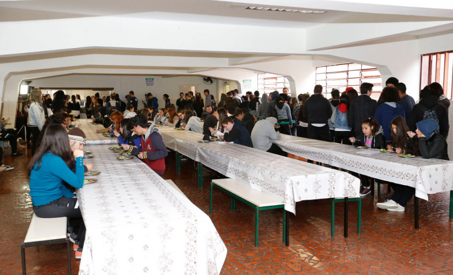 O Governo do Paraná depositou nesta quinta-feira (01), diretamente na conta das escolas, mais uma cota extra de recursos do programa Fundo Rotativo, da Secretaria de Estado da Educação