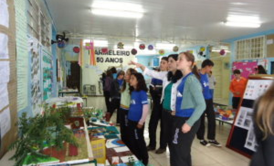 Escola realiza exposição para 50 anos de Marmeleiro