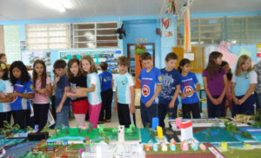 Escola realiza exposição para 50 anos de Marmeleiro