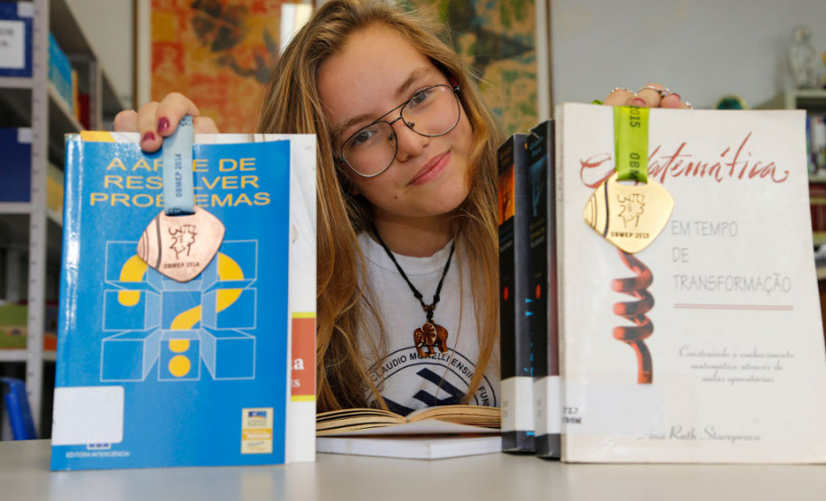 Este é o terceiro ano consecutivo que a estudante Andressa Blum Peres, 13 anos, do 8° ano, conquista medalhas na Obmep, sendo uma de bronze (2014) e duas de ouro (2015 e 16)