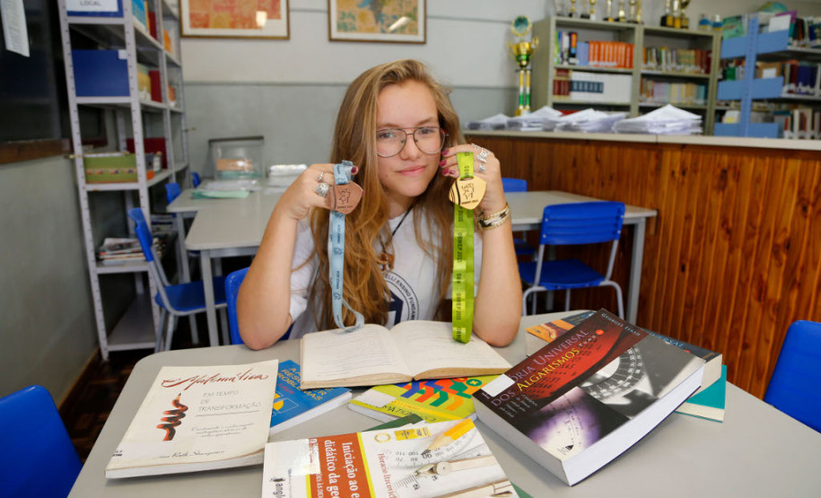 Este é o terceiro ano consecutivo que a estudante Andressa Blum Peres, 13 anos, do 8° ano, conquista medalhas na Obmep, sendo uma de bronze (2014) e duas de ouro (2015 e 16)