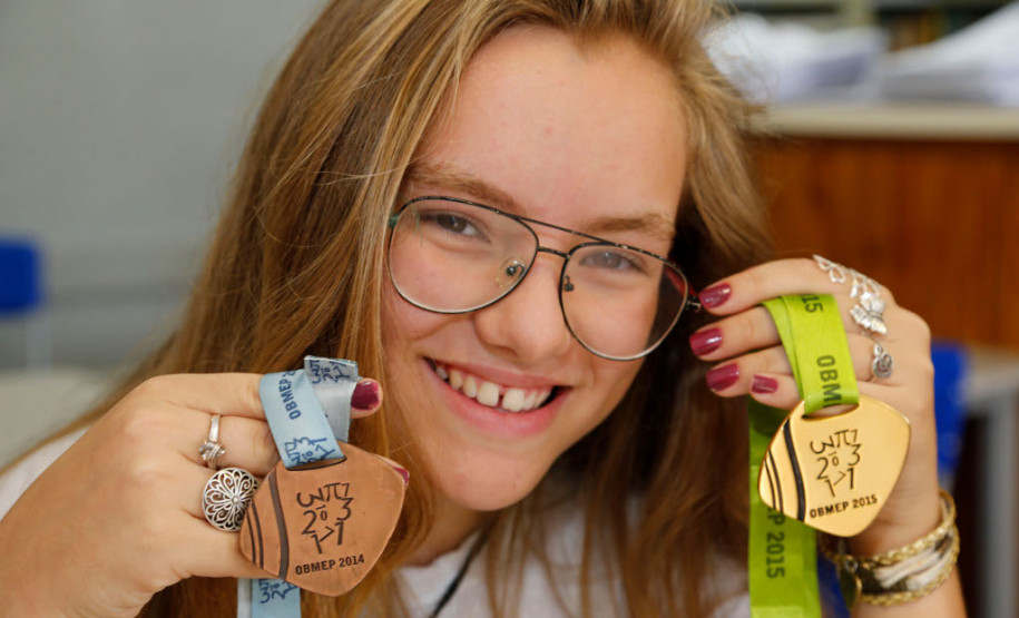 Este é o terceiro ano consecutivo que a estudante Andressa Blum Peres, 13 anos, do 8° ano, conquista medalhas na Obmep, sendo uma de bronze (2014) e duas de ouro (2015 e 16)