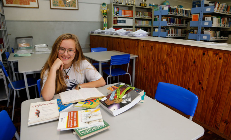 Este é o terceiro ano consecutivo que a estudante Andressa Blum Peres, 13 anos, do 8° ano, conquista medalhas na Obmep, sendo uma de bronze (2014) e duas de ouro (2015 e 16)