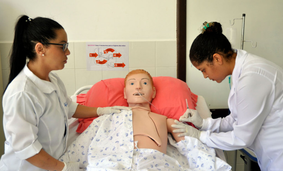 O laboratório de enfermagem do CEEP de Pitanga, por exemplo, conta com bonecos simuladores de massagem cardíaca (equipado com sistema eletrônico que alerta se o procedimento está sendo feito da maneira correta), sonda vesical nasogástrica e sistema de gestação