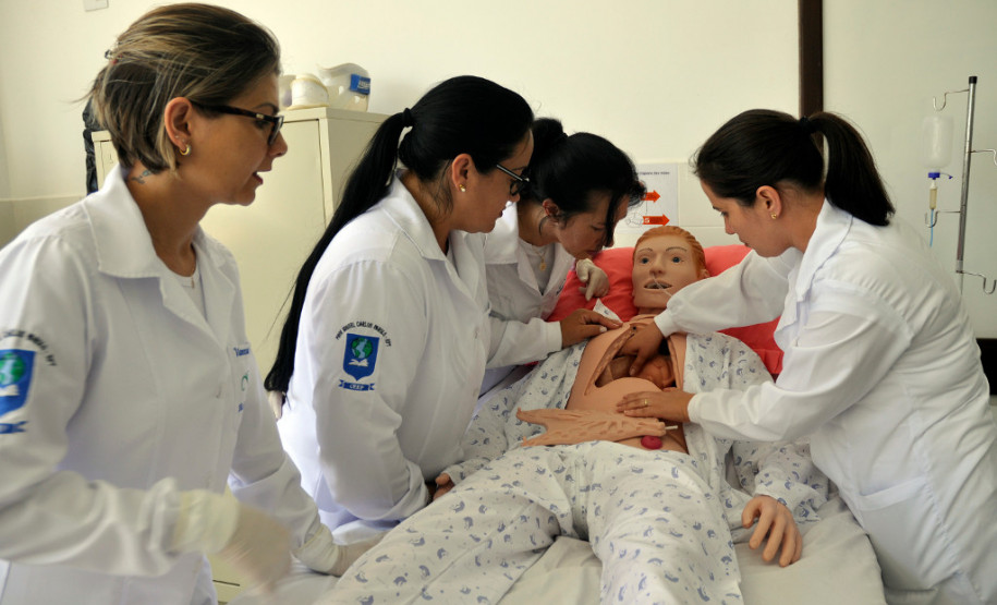 O laboratório de enfermagem do CEEP de Pitanga, por exemplo, conta com bonecos simuladores de massagem cardíaca (equipado com sistema eletrônico que alerta se o procedimento está sendo feito da maneira correta), sonda vesical nasogástrica e sistema de gestação