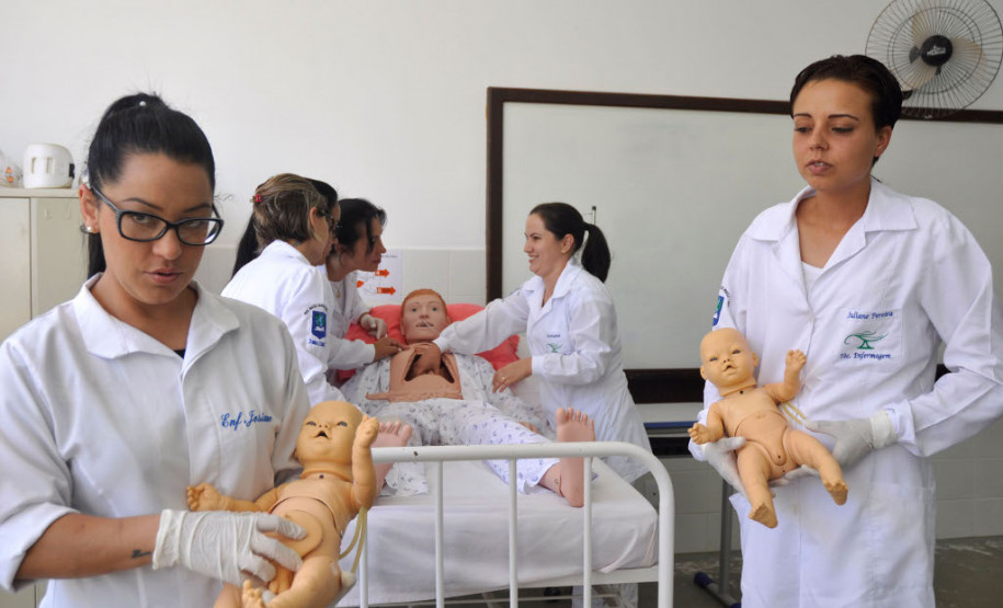O laboratório de enfermagem do CEEP de Pitanga, por exemplo, conta com bonecos simuladores de massagem cardíaca (equipado com sistema eletrônico que alerta se o procedimento está sendo feito da maneira correta), sonda vesical nasogástrica e sistema de gestação