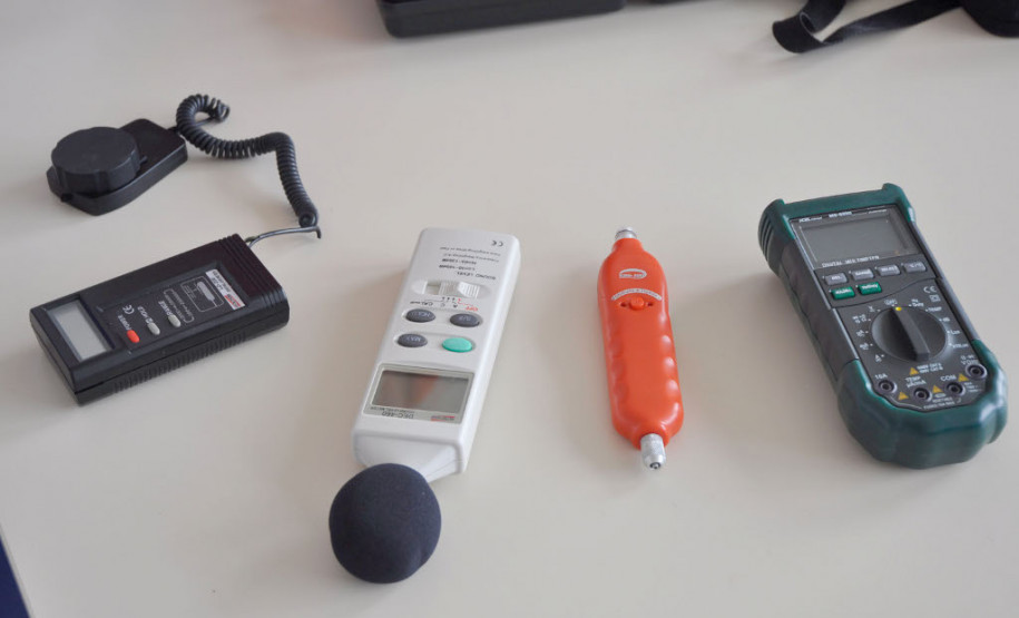 Equipamentos específicos como megômetros (que servem para medir valores elevados de resistências elétricas), ponte de resistência, indutância e capacitância (RLC) - usados para medir capacidade elétrica e o movimento gerado por eletromagnetismo, bancadas para estudos de medidas elétricas, entre outros equipamentos, além de material didático específico para os cursos