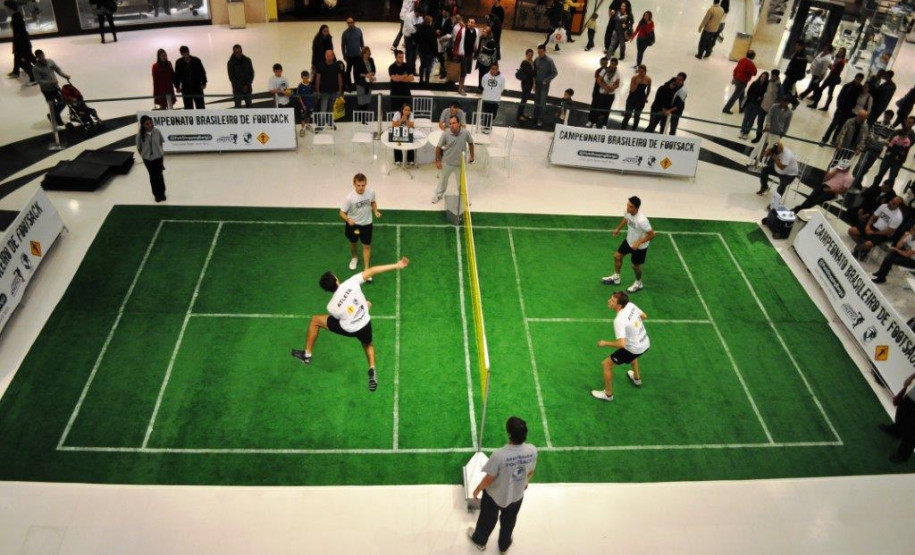 Depois de uma viagem à Austrália, o professor curitibano Marcos Juliano Ofenbock trouxe na bagagem a ideia que culminou na criação de uma nova modalidade esportiva: o futsac, que caiu no gosto das crianças e jovens e vai entrar na matriz curricular das escolas estaduais a partir do próximo ano