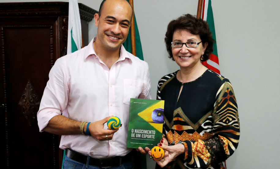 Depois de uma viagem à Austrália, o professor curitibano Marcos Juliano Ofenbock trouxe na bagagem a ideia que culminou na criação de uma nova modalidade esportiva: o futsac, que caiu no gosto das crianças e jovens e vai entrar na matriz curricular das escolas estaduais a partir do próximo ano