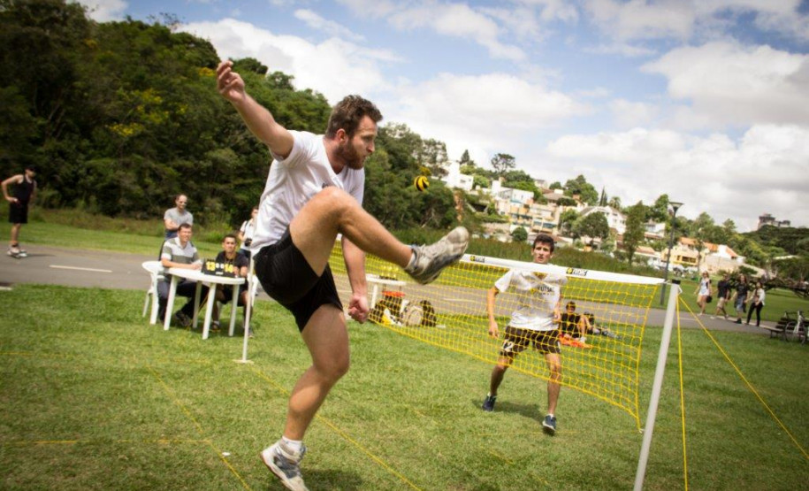 Depois de uma viagem à Austrália, o professor curitibano Marcos Juliano Ofenbock trouxe na bagagem a ideia que culminou na criação de uma nova modalidade esportiva: o futsac, que caiu no gosto das crianças e jovens e vai entrar na matriz curricular das escolas estaduais a partir do próximo ano