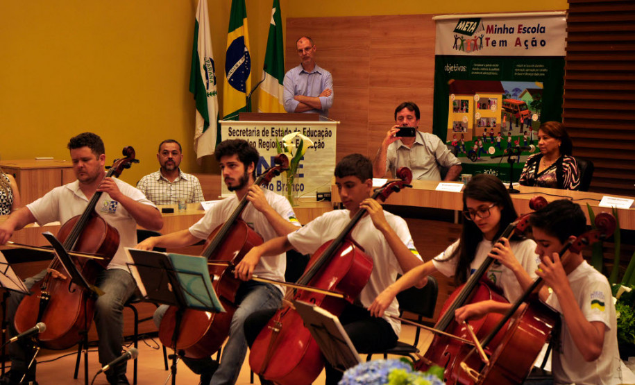 A Secretaria de Estado da Educação encerrou nesta quinta-feira (8), em Pato Branco, no Sudoeste do Estado, a entrega regional do Prêmio de Gestão Escolar 2016. Neste ano, o programa - que está na segunda edição - reuniu cerca de 100 escolas de 17 regionais que desenvolvem projetos pedagógicos inéditos e que incentivam a participação da comunidade na administração financeira.