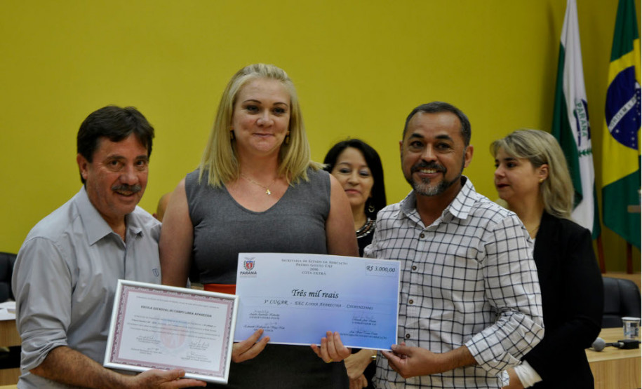 A oportunidade de mostrar um pouco do trabalho desenvolvido diariamente pela equipe da Escola Estadual Linha Aparecida, também em Chopinzinho, foi o que motivou a participação no programa. “O principal prêmio é poder mostrar um pouco do nosso trabalho, a colocação na premiação é um mero detalhe”, disse a diretora Evania Carmem Moreira, terceira colocada na premiação regional.
Pato Branco, 08/12/2016.
Foto: Fernando de Jesus