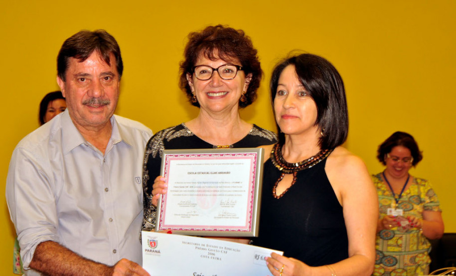 A diretora da Escola Estadual Elias Abrahão, em Honório Serpa, Marlene de Mello Boller, que ficou em primeiro lugar, contou que a premiação serve para motivar o colegiado da unidade a desenvolver novas ações que reflitam no processo de ensino e aprendizado. “É resultado do trabalho coletivo que desenvolvemos em nossa escola, da participação da comunidade e do esforço dos nossos alunos. Sem dúvida, o reconhecimento desse trabalho vai nos motivar ainda mais”, disse.