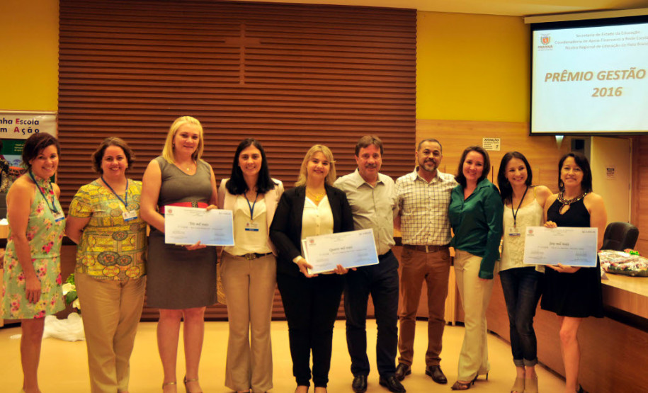 A Secretaria de Estado da Educação encerrou nesta quinta-feira (8), em Pato Branco, no Sudoeste do Estado, a entrega regional do Prêmio de Gestão Escolar 2016. Neste ano, o programa - que está na segunda edição - reuniu cerca de 100 escolas de 17 regionais que desenvolvem projetos pedagógicos inéditos e que incentivam a participação da comunidade na administração financeira.