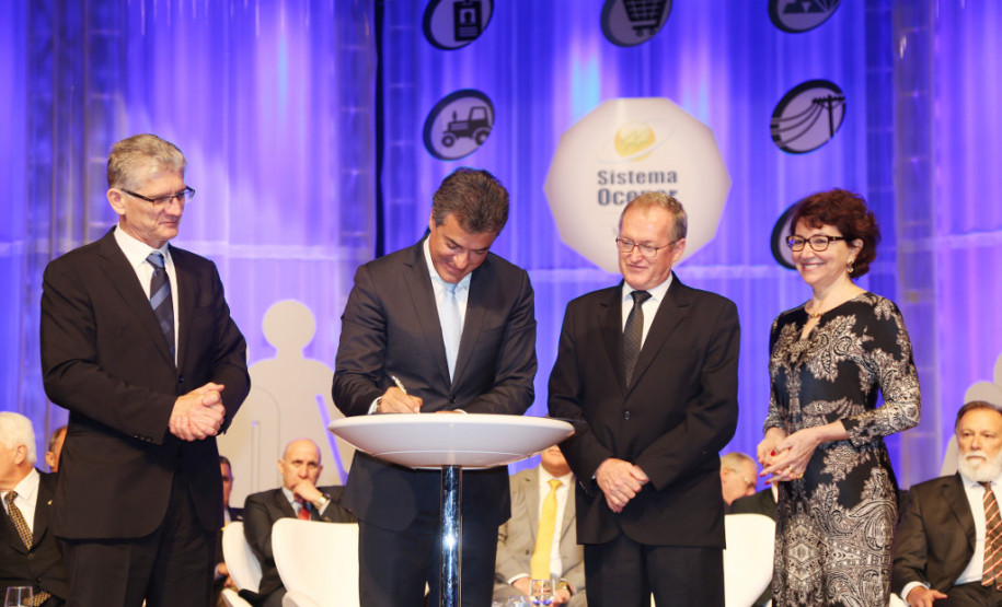 O governador Beto Richa participou nesta sexta-feira (9) do Encontro Estadual de Cooperativas Paranaenses, realizado pelo Sistema Ocepar, em Curitiba, e que reúne mais de 2 mil pessoas. O governador assinou protocolo de intenções com a Ocepar para capacitação profissional de alunos dos colégios estaduais agrícolas. Richa e o presidente da Cohapar, Abelardo Lupion, assinaram termo para a construção de 192 casas, preferencialmente, para funcionários da cooperativa C. Vale, de Palotina.