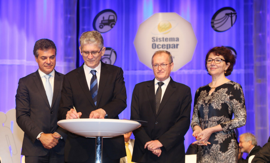 O governador Beto Richa participou nesta sexta-feira (9) do Encontro Estadual de Cooperativas Paranaenses, realizado pelo Sistema Ocepar, em Curitiba, e que reúne mais de 2 mil pessoas. O governador assinou protocolo de intenções com a Ocepar para capacitação profissional de alunos dos colégios estaduais agrícolas. Richa e o presidente da Cohapar, Abelardo Lupion, assinaram termo para a construção de 192 casas, preferencialmente, para funcionários da cooperativa C. Vale, de Palotina.