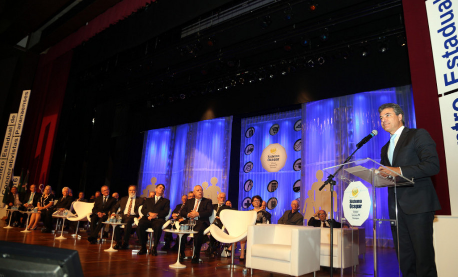 O governador Beto Richa participou nesta sexta-feira (9) do Encontro Estadual de Cooperativas Paranaenses, realizado pelo Sistema Ocepar, em Curitiba, e que reúne mais de 2 mil pessoas. O governador assinou protocolo de intenções com a Ocepar para capacitação profissional de alunos dos colégios estaduais agrícolas. Richa e o presidente da Cohapar, Abelardo Lupion, assinaram termo para a construção de 192 casas, preferencialmente, para funcionários da cooperativa C. Vale, de Palotina.