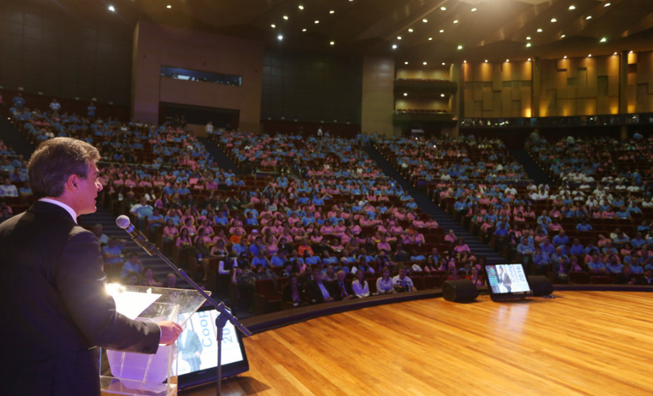 O governador Beto Richa participou nesta sexta-feira (9) do Encontro Estadual de Cooperativas Paranaenses, realizado pelo Sistema Ocepar, em Curitiba, e que reúne mais de 2 mil pessoas. O governador assinou protocolo de intenções com a Ocepar para capacitação profissional de alunos dos colégios estaduais agrícolas. Richa e o presidente da Cohapar, Abelardo Lupion, assinaram termo para a construção de 192 casas, preferencialmente, para funcionários da cooperativa C. Vale, de Palotina.