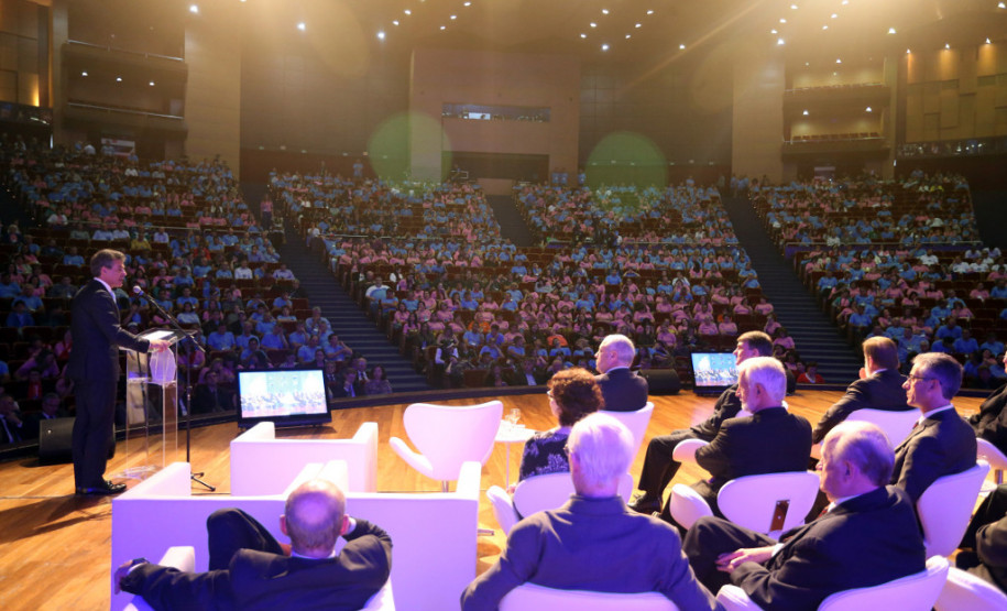 O governador Beto Richa participou nesta sexta-feira (9) do Encontro Estadual de Cooperativas Paranaenses, realizado pelo Sistema Ocepar, em Curitiba, e que reúne mais de 2 mil pessoas. O governador assinou protocolo de intenções com a Ocepar para capacitação profissional de alunos dos colégios estaduais agrícolas. Richa e o presidente da Cohapar, Abelardo Lupion, assinaram termo para a construção de 192 casas, preferencialmente, para funcionários da cooperativa C. Vale, de Palotina.