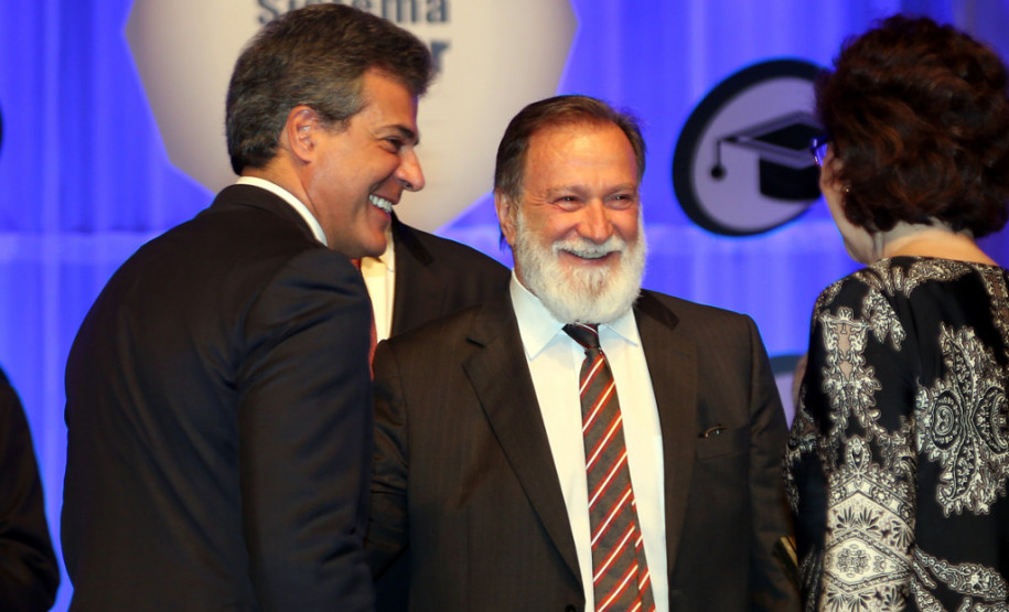 O governador Beto Richa participou nesta sexta-feira (9) do Encontro Estadual de Cooperativas Paranaenses, realizado pelo Sistema Ocepar, em Curitiba, e que reúne mais de 2 mil pessoas. O governador assinou protocolo de intenções com a Ocepar para capacitação profissional de alunos dos colégios estaduais agrícolas. Richa e o presidente da Cohapar, Abelardo Lupion, assinaram termo para a construção de 192 casas, preferencialmente, para funcionários da cooperativa C. Vale, de Palotina.