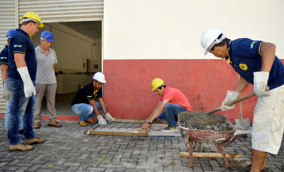 Desde junho deste ano, 90 alunos do curso técnico em Edificações reservam um dia do final de semana para participar do projeto Reformar, no qual executam obras de reformas e reparos de pequeno e médio porte.

Os trabalhos incluem a troca de portas e janelas, construção de rampa de acessibilidade, pintura, entre outros acabamentos. Hoje há pelo menos 26 famílias inscritas para receber as reformas em suas moradias.