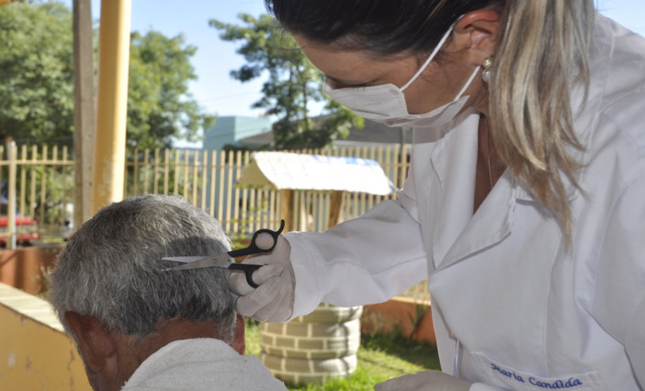 Outro trabalho desenvolvido pela escola atende todos os 32 mil habitantes do município. Os 96 estudantes do curso de Enfermagem fazem, desde o início de 2015, atendimento especializado em asilos, casas de apoio para crianças e adolescentes, escolas, farmácias e até nos próprios domicílios. As ações fazem parte do projeto Cidadania, promovido por equipes de quatro ou seis alunos que são acompanhados por um enfermeiro responsável.