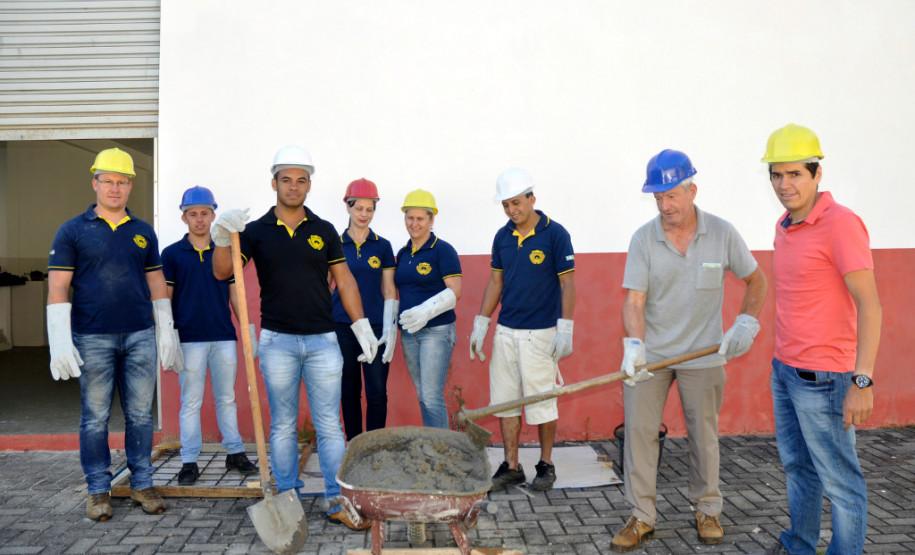 Desde junho deste ano, 90 alunos do curso técnico em Edificações reservam um dia do final de semana para participar do projeto Reformar, no qual executam obras de reformas e reparos de pequeno e médio porte.

Os trabalhos incluem a troca de portas e janelas, construção de rampa de acessibilidade, pintura, entre outros acabamentos. Hoje há pelo menos 26 famílias inscritas para receber as reformas em suas moradias.