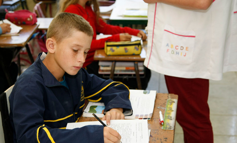 A partir desta segunda-feira (12) e até sexta (16), as escolas estaduais recebem solicitação de matrículas de alunos que estão saindo da rede particular e pretendem ingressar em uma escola pública paranaense. No mesmo período, podem procurar matrícula os estudantes maiores de 18 anos e os pais ou responsáveis pelos menores vindos de outros estados ou da própria rede estadual e que tenham trocado de município.