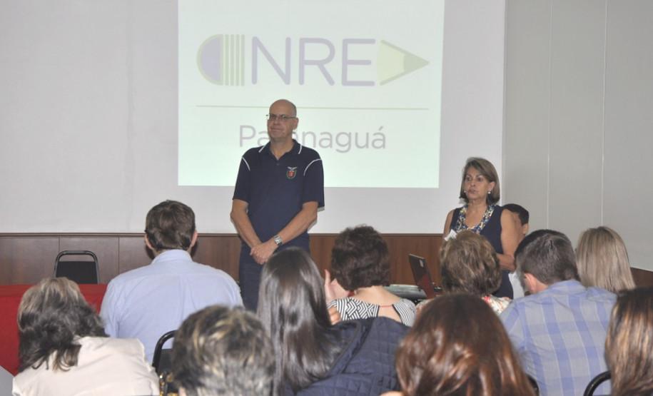 Os chefes dos 32 Núcleos Regionais da Educação (NREs) estão reunidos com a equipe da Secretaria de Estado da Educação (SEED) nesta terça (13) e quarta-feira (14) em Paranaguá (Litoral do Estado) para a última reunião deste ano. Os encontros são periódicos e servem para alinhar e agilizar a resolução de questões referentes a recursos humanos, distribuição de aulas, obras, entre outras.