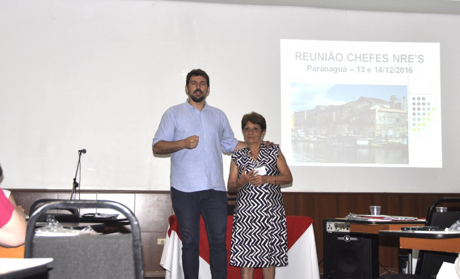 Os chefes dos 32 Núcleos Regionais da Educação (NREs) estão reunidos com a equipe da Secretaria de Estado da Educação (SEED) nesta terça (13) e quarta-feira (14) em Paranaguá (Litoral do Estado) para a última reunião deste ano. Os encontros são periódicos e servem para alinhar e agilizar a resolução de questões referentes a recursos humanos, distribuição de aulas, obras, entre outras.