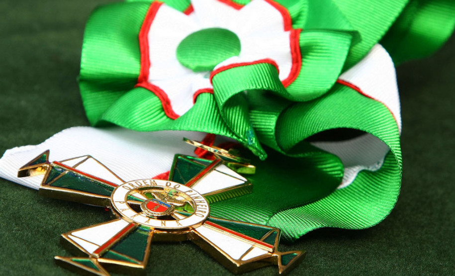 O Governo do Paraná realizará segunda-feira, 19 de Dezembro, no Palácio Iguaçu, a cerimônia de outorga da Ordem Estadual do Pinheiro. O decreto que oficializa a condecoração neste ano, de 37 personalidades, foi assinado pelo governador Beto Richa terça-feira (13). A condecoração faz parte da comemoração pelos 163 anos da Emancipação Política do Paraná.