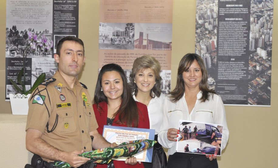 Estudantes de 13 escolas estaduais da Capital foram premiados nesta sexta-feira (16) pelo Núcleo Regional de Educação de Curitiba e pelo Batalhão da Patrulha Escolar Comunitária (BPEC) no concurso fotográfico Mostre seu talento. As produções fotográficas tiveram como foco as atuações comunitárias da Polícia Militar do Paraná.