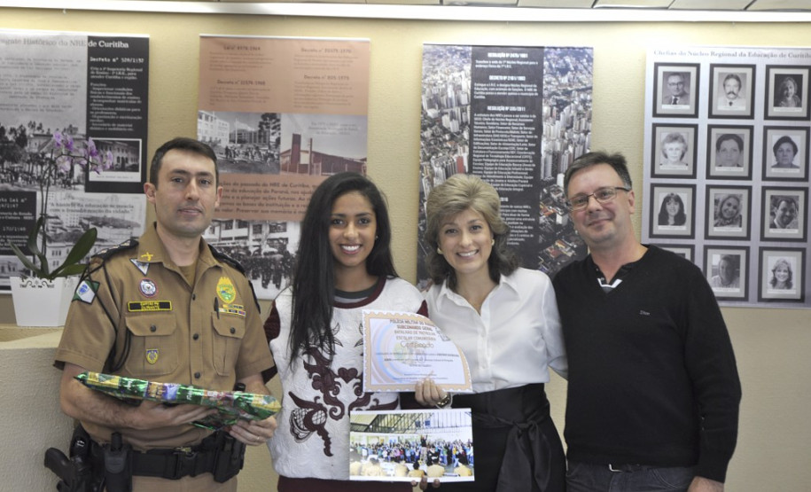 Estudantes de 13 escolas estaduais da Capital foram premiados nesta sexta-feira (16) pelo Núcleo Regional de Educação de Curitiba e pelo Batalhão da Patrulha Escolar Comunitária (BPEC) no concurso fotográfico Mostre seu talento. As produções fotográficas tiveram como foco as atuações comunitárias da Polícia Militar do Paraná.