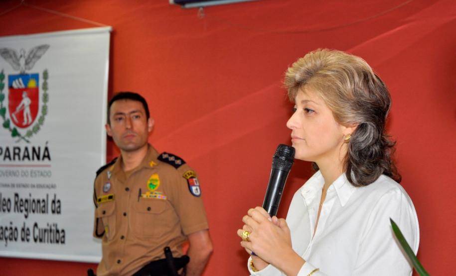 Estudantes de 13 escolas estaduais da Capital foram premiados nesta sexta-feira (16) pelo Núcleo Regional de Educação de Curitiba e pelo Batalhão da Patrulha Escolar Comunitária (BPEC) no concurso fotográfico Mostre seu talento. As produções fotográficas tiveram como foco as atuações comunitárias da Polícia Militar do Paraná.