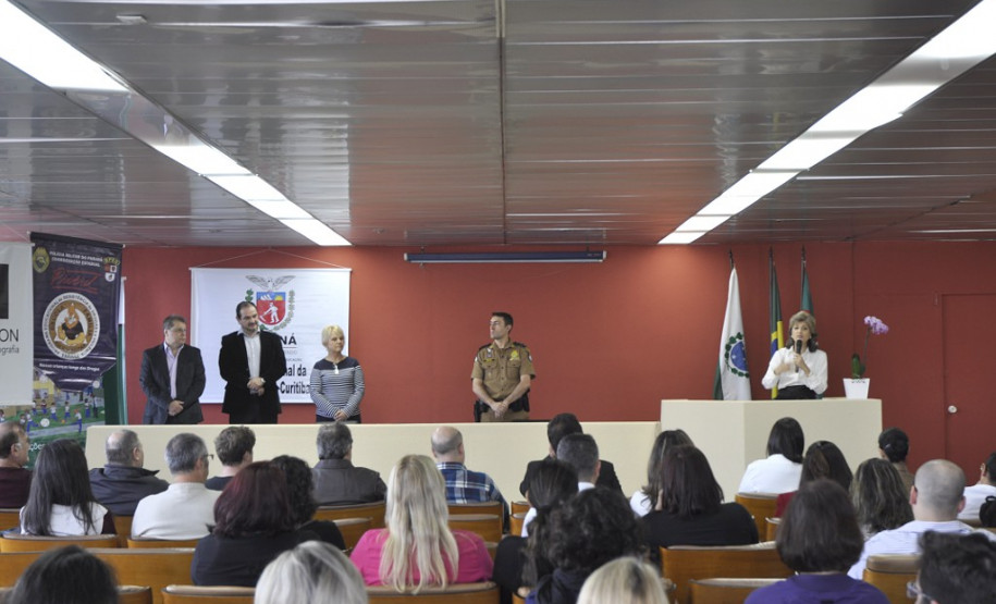 Estudantes de 13 escolas estaduais da Capital foram premiados nesta sexta-feira (16) pelo Núcleo Regional de Educação de Curitiba e pelo Batalhão da Patrulha Escolar Comunitária (BPEC) no concurso fotográfico Mostre seu talento. As produções fotográficas tiveram como foco as atuações comunitárias da Polícia Militar do Paraná.